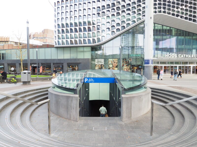 Der Eingang zum Fahrradparkhaus vor dem Bahnhof führt über eine Treppe nach unten.